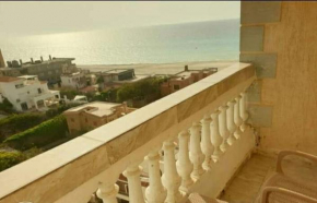 2-bedroom apartment with sea view and free parking